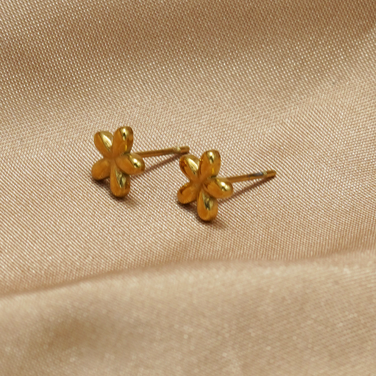 Lxalry 18K vergulde roestvrijstalen bloemenhanger ketting en oorbellenset voor vrouwen